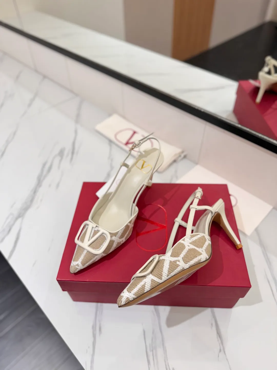 💕💕Factory direct selling price p520💕💕 Valentino VALENTINO's latest Valentino GaravaniV logo sling-back high heels with VLogo Signature decoration - Platinum tone VLogoSignature decoration ♡Elegant style, creating a different feeling! ♡It is an indispensable shoe in your shoe cabinet! ♡Simple temperament style, the highest version on the market♡ ◆ Material: Woolen cloth material◆ ◆ Lining and feet: imported goatskin◆ ◆ Outsole: Italian genuine leather outsole ◆ ◆ Heel height: ❽𝙘𝙢 ◆ ♡ show bdetails ♡ ———————————— ◢size. |35-39 (34.40 41 42 customized)◣